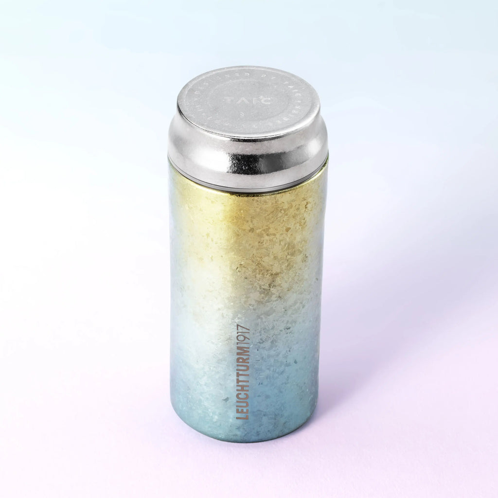 Совместный подарочный набор TAIC x LEUCHTTURM1917 — стакан с золотисто-синим градиентом и стальной крышкой