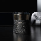 Кофейная кружка BlackInTi из чистого титана — крупный план на тёмном столе с закрытой крышкой, контроллер сзади