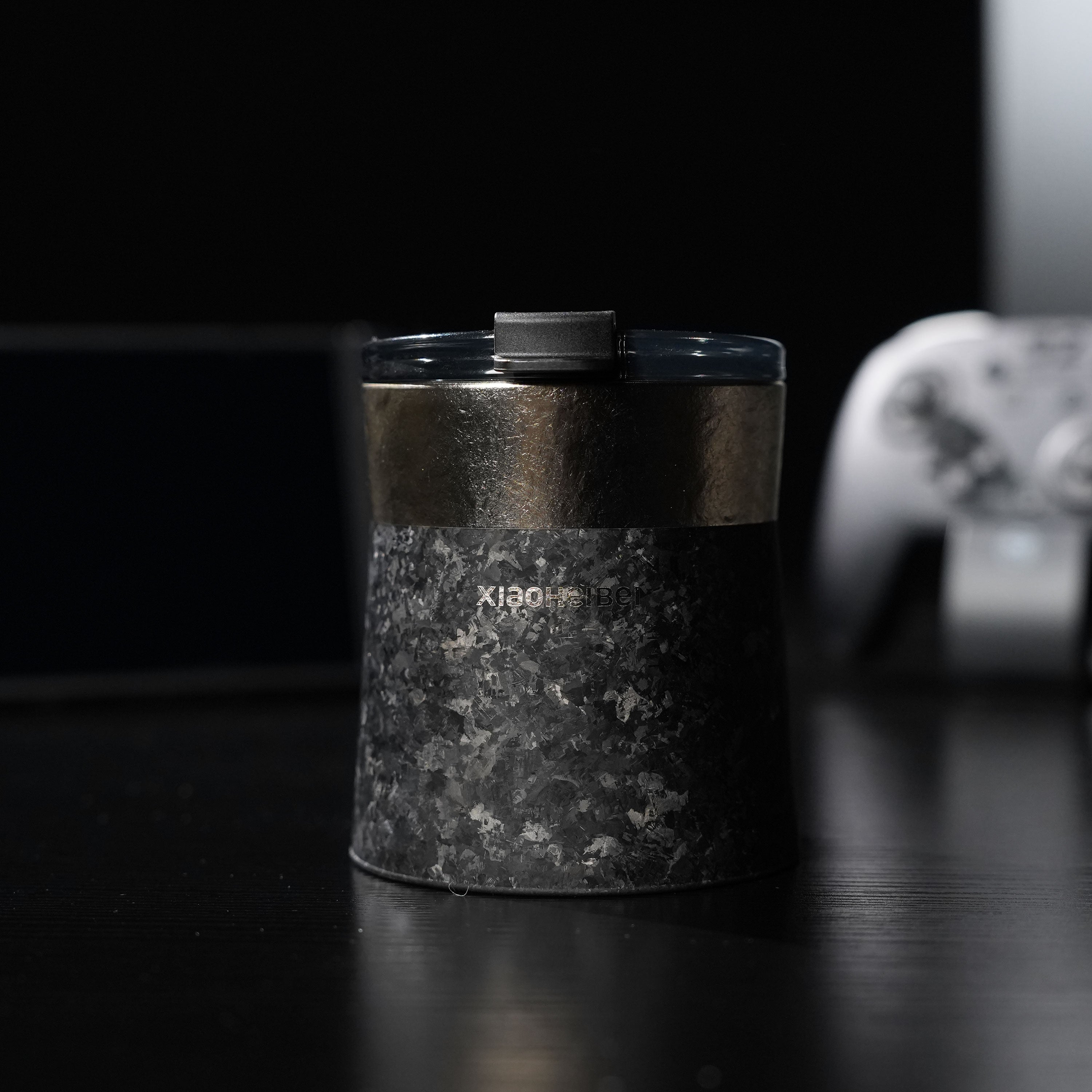 Кофейная кружка BlackInTi из чистого титана — крупный план на тёмном столе с закрытой крышкой, контроллер сзади